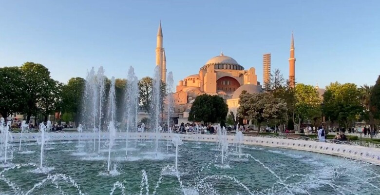 Fontana di piazza Sultanahmet con moschea di Santa Sofia sullo sfondo